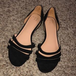 Black strappy flats 🥿